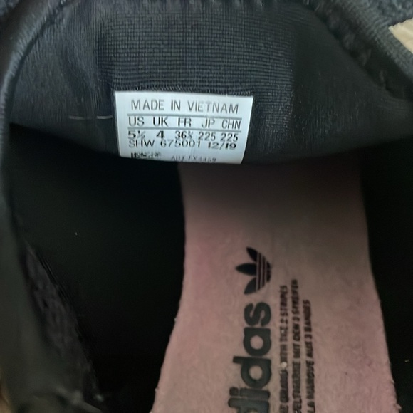 Women’s Adidas NMD R1 Core Black/Core Black/Shock Pink - 5.5 - Picture 4 of 11